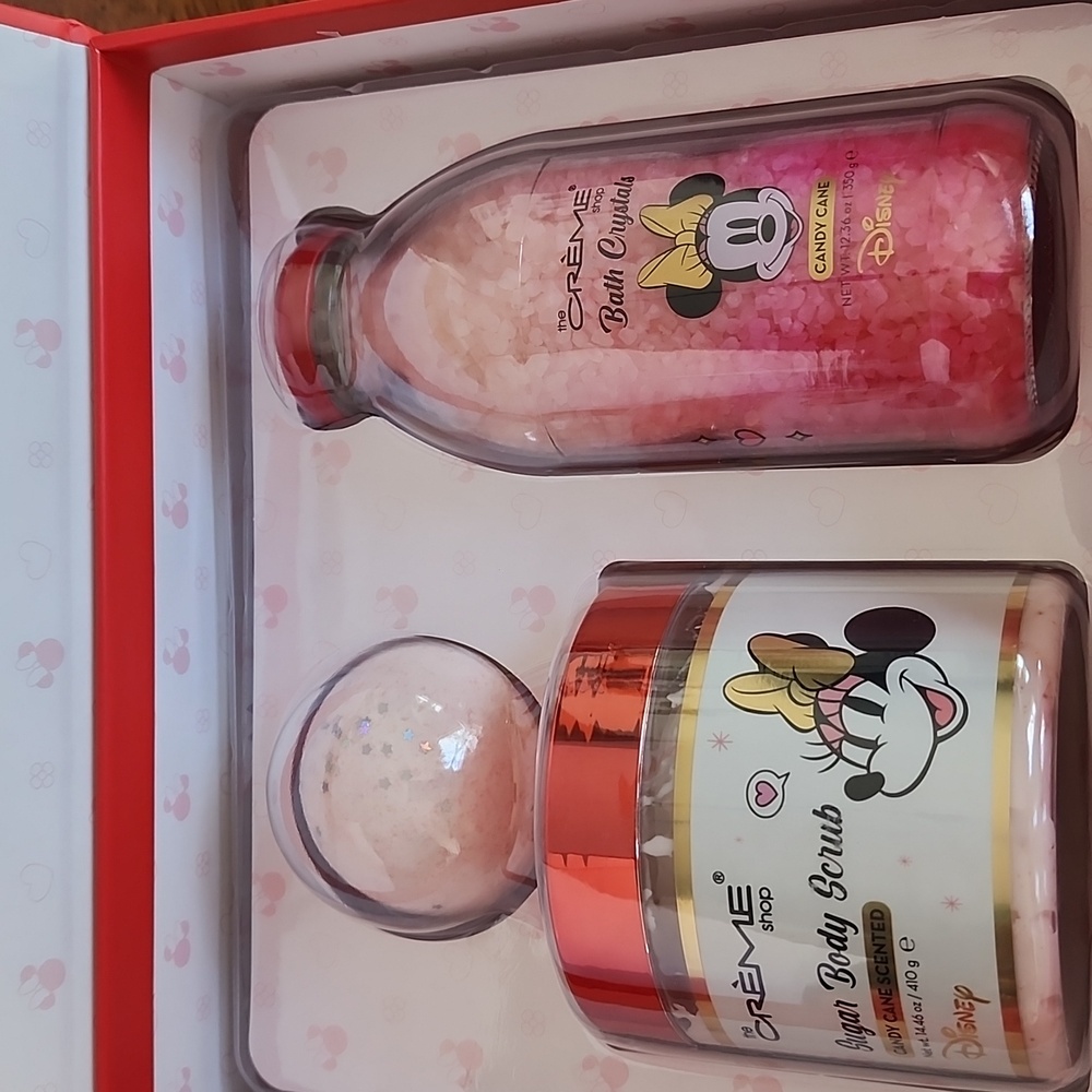 The Creme Shop Disney Red Sweetheart Spa Collection. Limited Edition - Picture 3 of 7